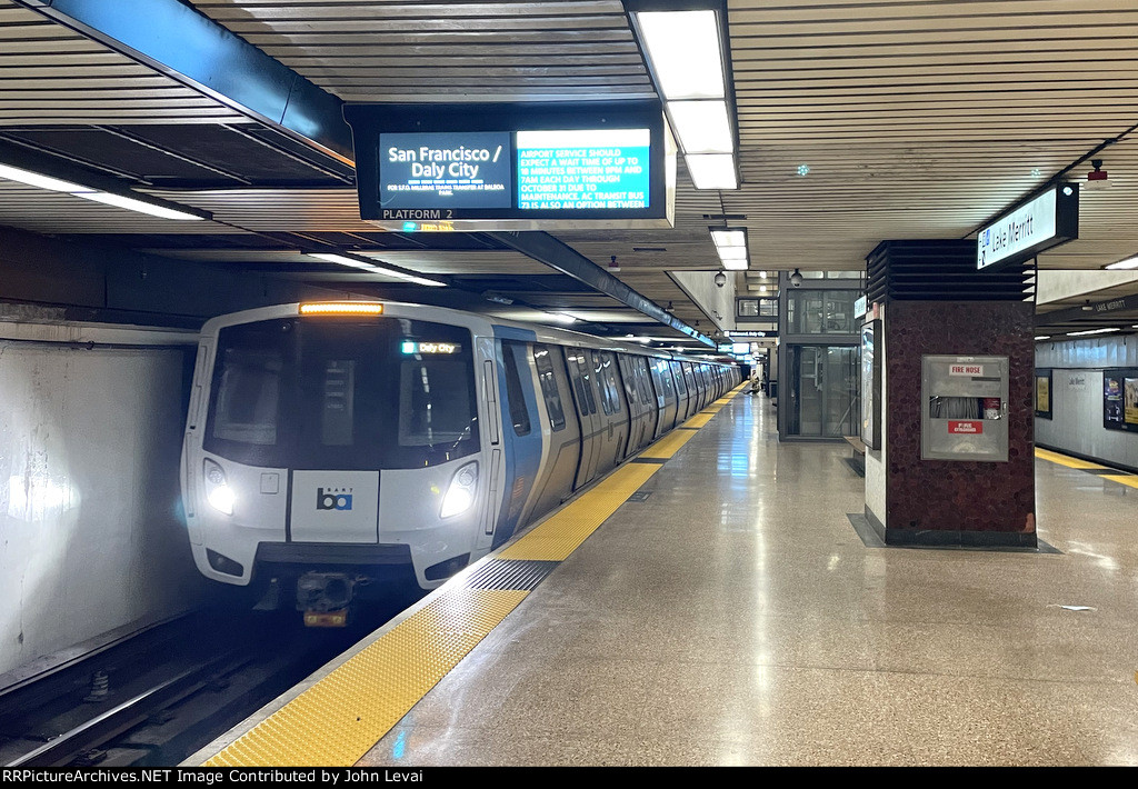 Bart Train at Lake Merritt Station heading to Daly City 